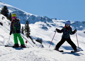 kinder-auf-skiern-skifahren-glungezer-(c)hall-wattens.jpg