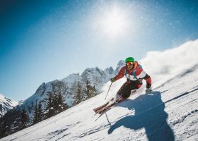 Ein Skifahrer in der Axamer Lizum bei Sonnenschein - (c) Axamer Lizum & Christoph Schöch