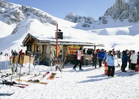 Die Dohlennest Hütte im Schnee - (c) Axamer Lizum